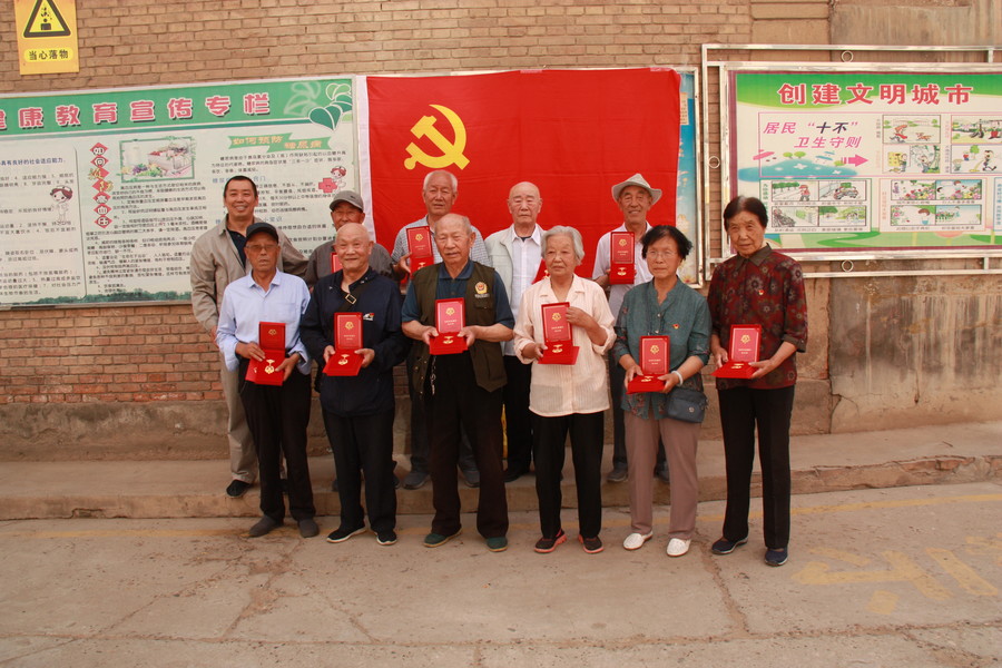 1625127091271221.jpg 2021.6.29頒發(fā)光榮在黨50年紀(jì)念章 021.JPG