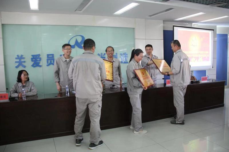 1690248910181040.jpg 領(lǐng)導(dǎo)頒獎(jiǎng).jpg